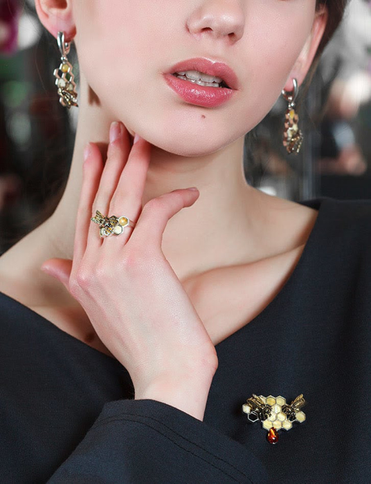 Bông tai trang sức Amber Jewelry bạc 22k đính đá hổ phách thiên nhiên (Winnie the pooh) phủ vàng - 706502139